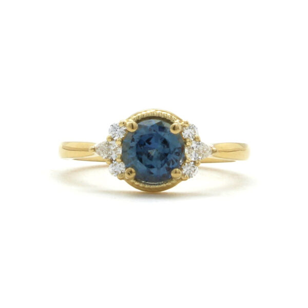 Sapphire and diamond ring in 18k gold